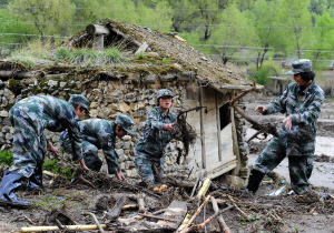 　救灾现场许亚飞摄