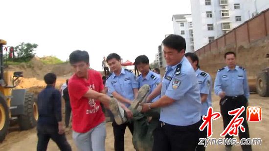 杜甫路派出所的民警将女村民带走。