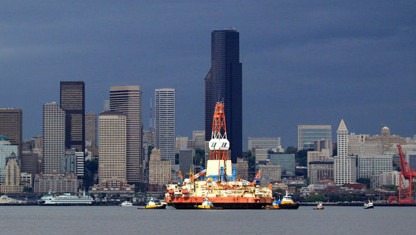 壳牌公司的钻探船准备开赴北极区。（自《纽约时报》）