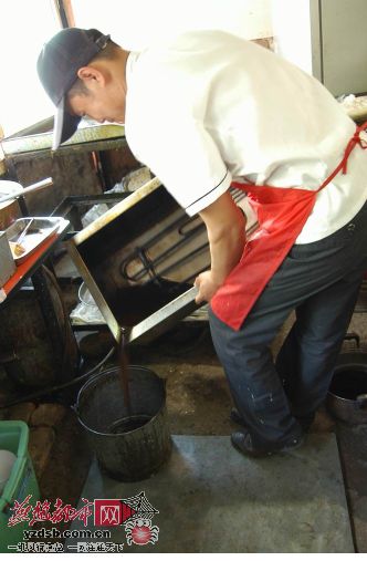 “油条哥”将当天用油倒入垃圾桶。