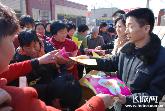 姚明河生前进行计生政策宣传。(图片由磁县计生局提供)