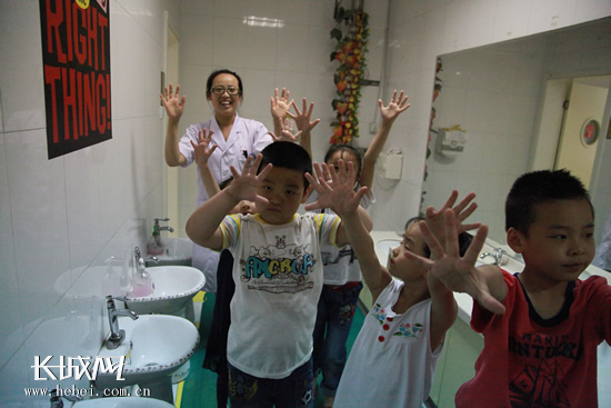 石家庄医务人员给孩子们上一堂趣味健康教育课