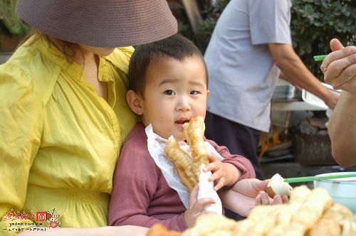 妈妈带小宝贝来吃“良心油条”。