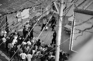 5月9日,警方在嫌犯张永明的家门口拉起了警戒线,并从其家中拎出了多个塑料袋。