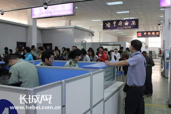 秦皇岛边防检查站带您了解新版电子护照(图)_