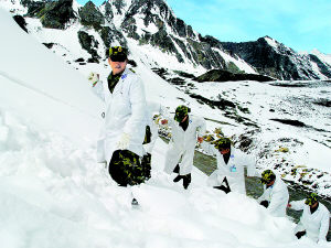 图为李素芝带领医疗小组顶风踏雪去查果拉哨所巡诊的情景。雷陆飞摄