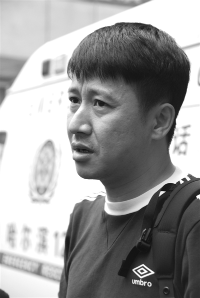 佳木斯演员张国强来哈看望老乡 愿张丽莉早日