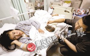 　　被蛇咬的程雪前右腿肿大，丈夫在为她敷药。