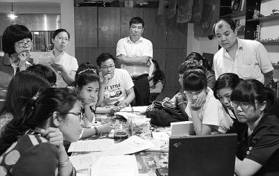 志愿者们讨论活动细节