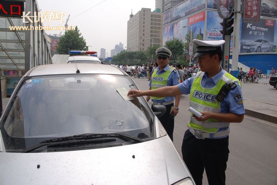 石家庄桥西交警开展治理车辆乱停乱放专项行动