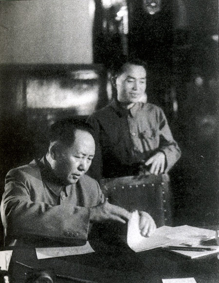 1950年6月29日，毛泽东和胡乔木在中央人民政府第八次会议上。