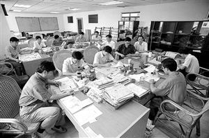 上世纪90年代初期的深圳特区报编辑部。（本报资料图片）