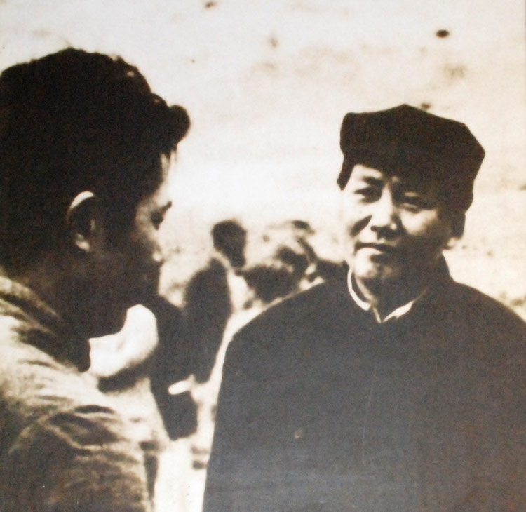 鲁艺从第二届开始设文学系，周扬任系主任。图为周扬和毛主席在一起。