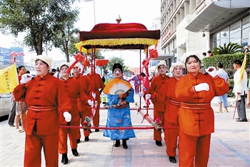 北仓镇虫八蜡庙小车会在表演。图片由该会提供