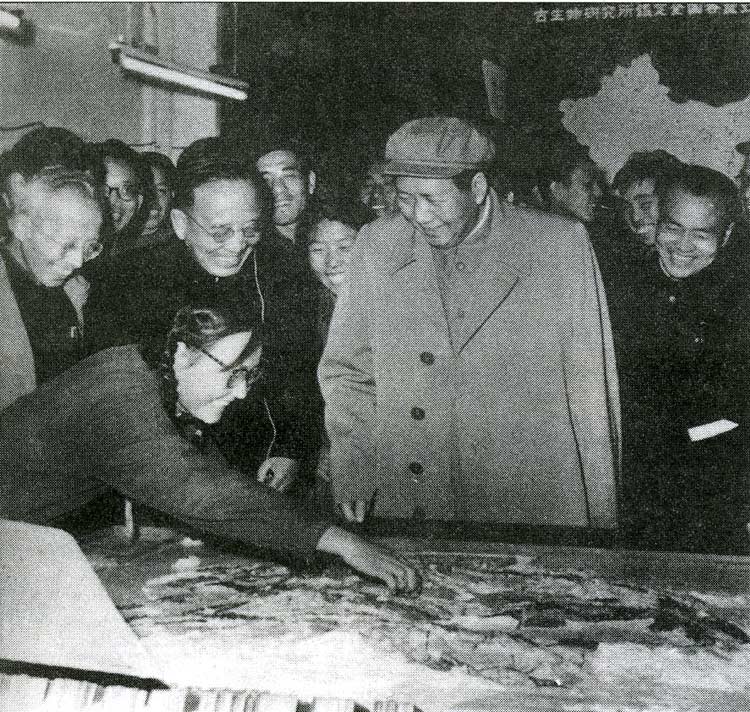 1958年10月，胡乔木（右1）随毛泽东参加中国科学院科技成果展览会。左1为竺可桢、左2为郭沫若。