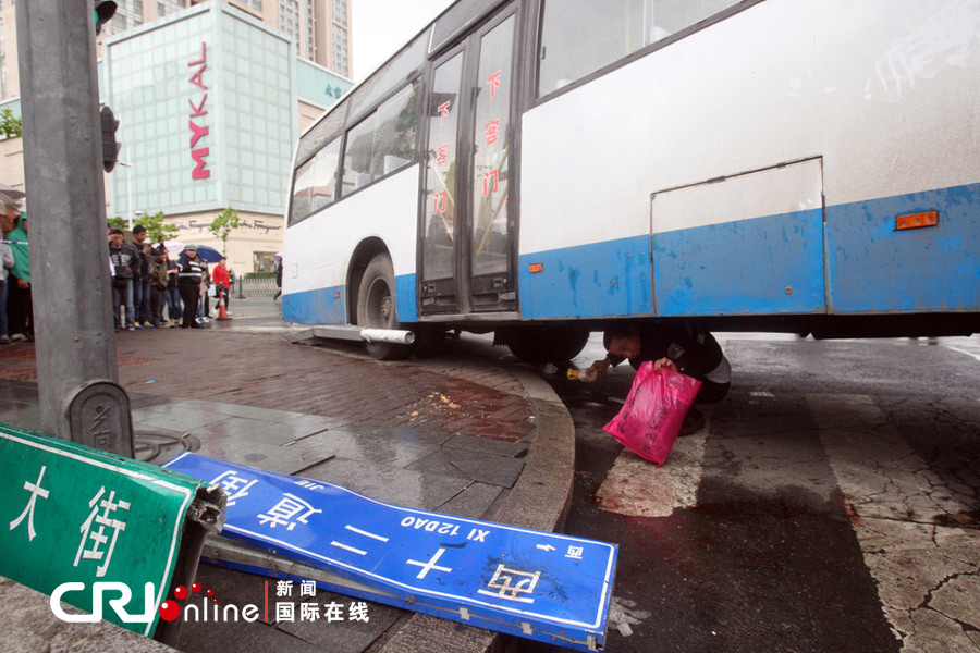 哈尔滨一公交车撞人致1死2伤(高清组图)