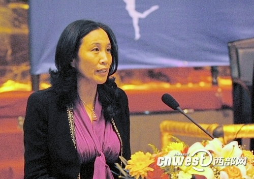 雁塔区区委副书记刘伯雅宣布比赛开始
