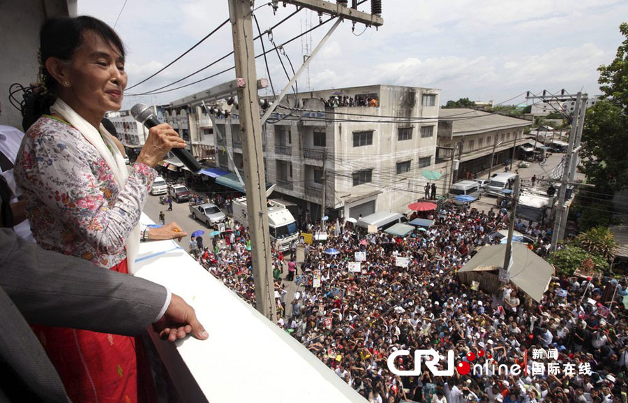 昂山素季泰国视察缅甸移民中心 受支持者热捧