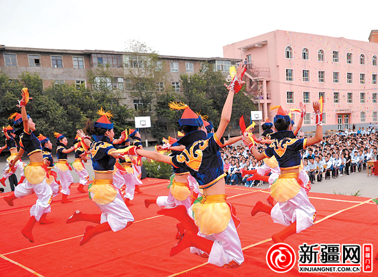 　　5月17日，在乌鲁木齐市第98中学操场，该校学生正在表演哈萨克族舞蹈《黑走马》。