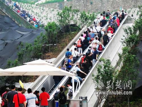 5月22日，三峡大坝观光电梯正式开放，游客轻松登上坛子岭。摄影/高松