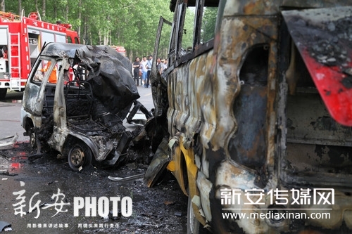 凤阳县面包车与中巴车相撞起火 致3人死亡15人
