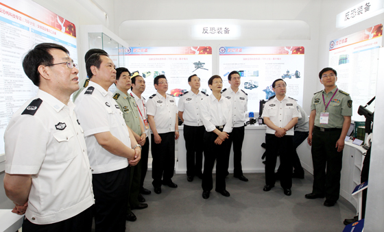 孟建柱在参观第六届中国国际警用装备博览会时