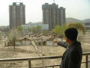 张焕星指着对面的新建楼说,将来他会到那里居住 唐学仁 摄