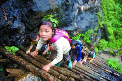 翻越悬崖去上学