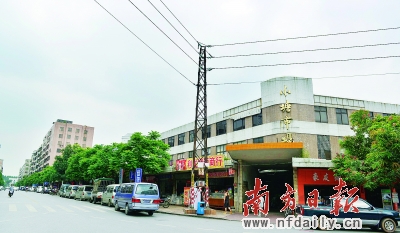 小塘，随处可见过头的高压线。