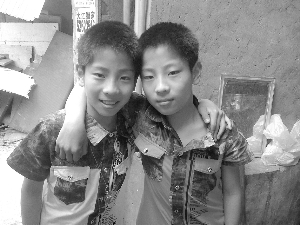 再访双胞胎小兄弟生活中磨砺成家务能手