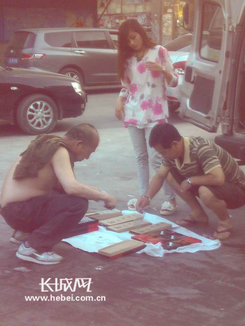 邢台街头美女卖刀 网友热议菜刀西施 抢眼