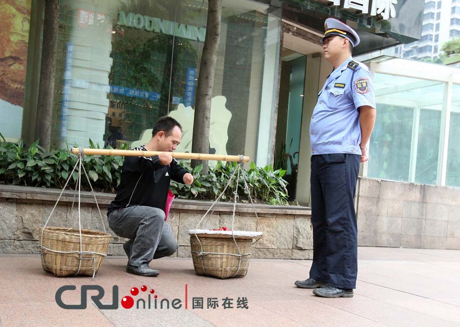 重庆 断臂励志哥 卖水果 坚决拒收顾客多给的钱