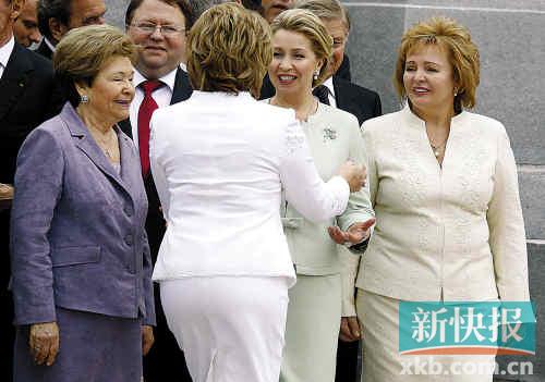 梅氏夫人斯维特兰娜以及普京妻子柳德米拉