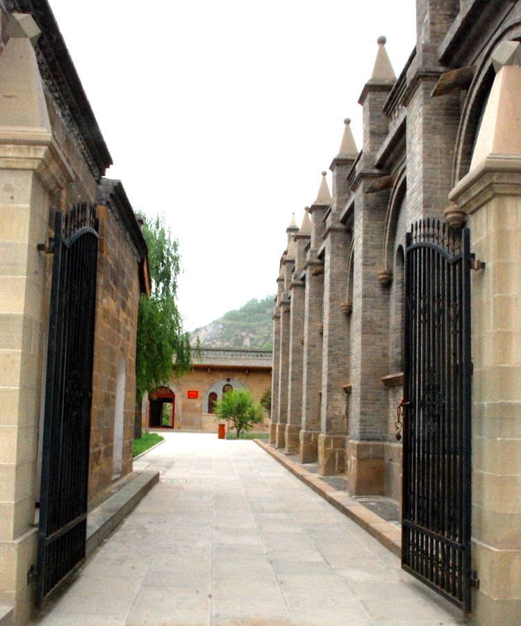 “鲁艺”的大门口