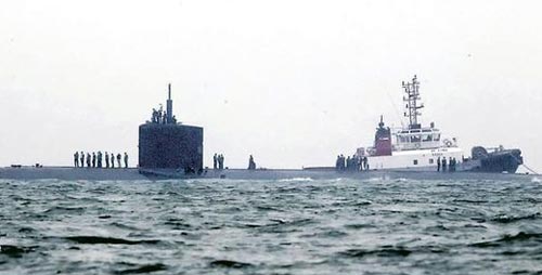 “弗兰克凯布尔号”补给舰和“汉普顿号”核潜艇一起停泊在香港大屿山以东的停泊区。