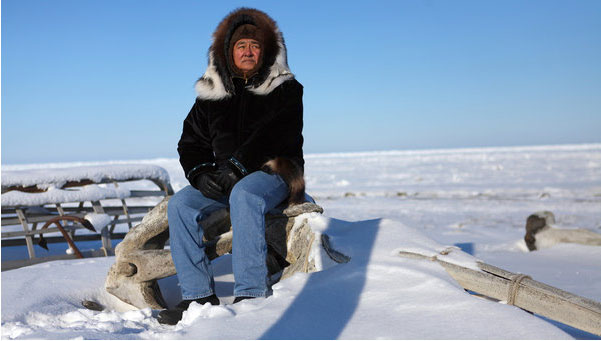 阿拉斯加因纽特人反对北极区海上钻探。（自《纽约时报》）