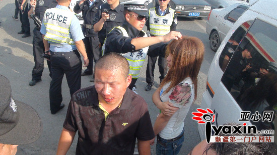 特警正在查看被打女子头部是否受伤 图片由水区交警大队提供