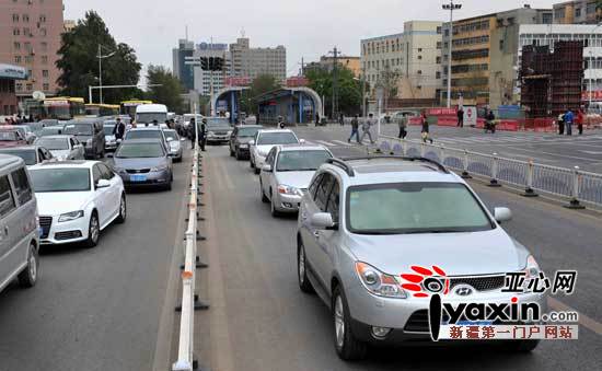 5月10日13时37分，乌鲁木齐市南湖南路和南湖东路交会处，在乌市水磨沟区交警大队民警的指挥下，由北向南行驶的社会车辆有序驶进BRT道快速通过该路段。亚心网记者 马元 摄