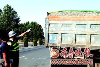 泰肥一级路严查砂石车超载 半天查住16辆最多