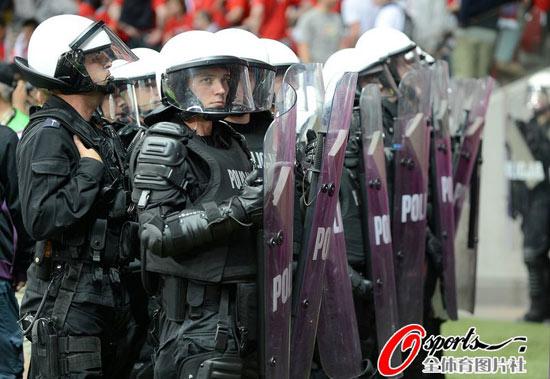 (图)波兰1 1俄罗斯 防暴警察维持赛后球场治安