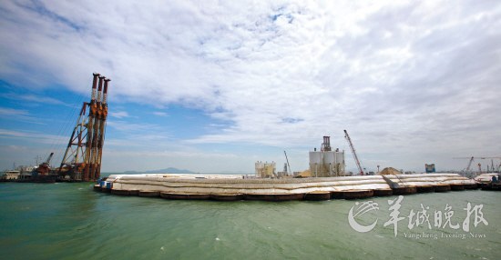 由桥梁到隧道,港珠澳大桥的一个重要组成部分便是衔接二者的人工岛,目前,东西两岛已经基本建成。在海面上“崛起”的西岛十分壮观