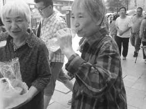 陈老太(右):我让个座没关系,两人别打起来就行