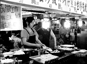 　　蚵仔煎是台湾夜市上最受欢迎的小吃之一，蚵仔即牡蛎，原本是替代粮食的代用品，由番薯粉加鸡蛋、牡蛎煎成饼状物。