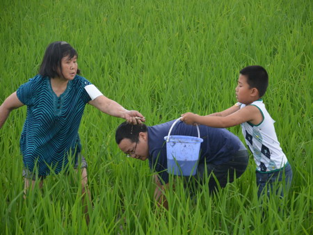 三代齐上阵一起去抓鱼