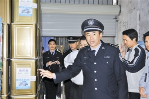 ?龙华新区党工委委员、公安分局局长李龙文到龙华办事处“三打两建”专项行动现场指挥督战。