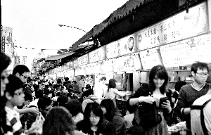 　　台湾士林夜市名气最大，但大未必佳。在许多本地美食家口中，基隆庙口夜市被认为是“种类之多，全台之冠”，本图为宜兰罗东夜市。