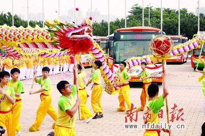 19条城乡结合部公交线路开通仪式在琶洲国际会展中心举行。符超军 肖雄 摄