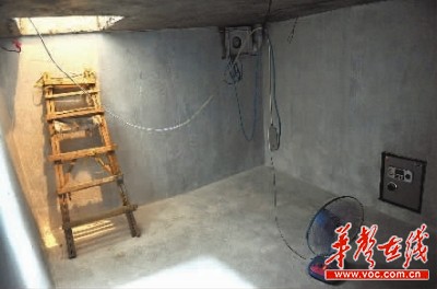 南京一小區別墅院落塌陷成3米深大坑，疑似與業主私挖(圖5)