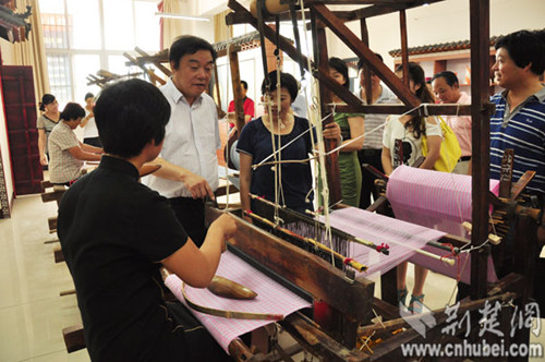 郧西县引进的手工织布项目