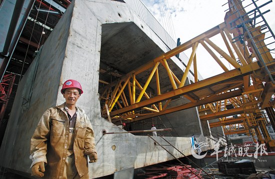 珠海桂山牛头岛沉管预制厂,工人在已经浇筑好的第一段沉管前,面露憨笑